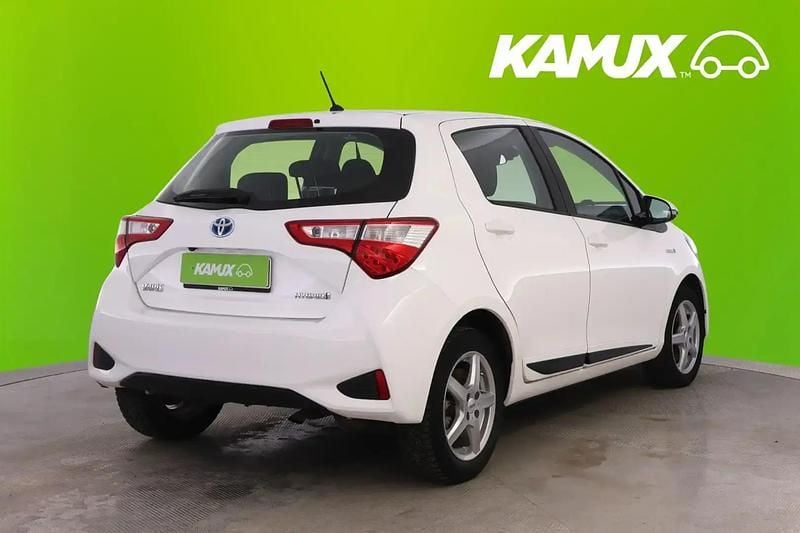 Käytetty Toyota Yaris Hybrid Active 73 HP (53 kW) 2018 Valkoinen Sedan