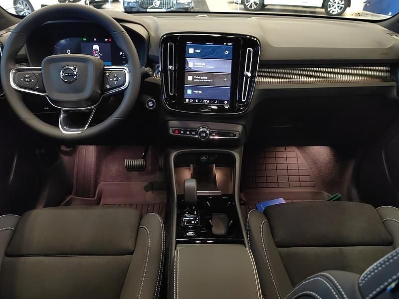 Käytetty Volvo XC40 Plus 163 HP (119 kW) 2025 Katumaasturi