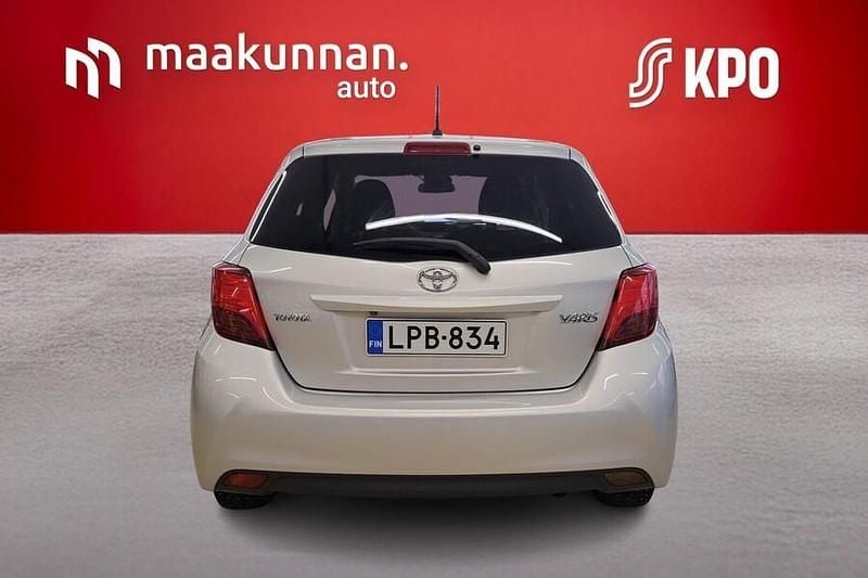 Käytetty Toyota Yaris Style 99 HP (72 kW) 2015 Hopea Viistoperä