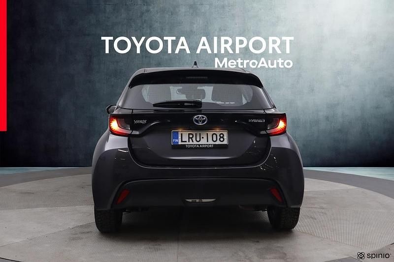 Käytetty Toyota Yaris Hybrid Active 116 HP (85 kW) 2022 Harmaa Viistoperä