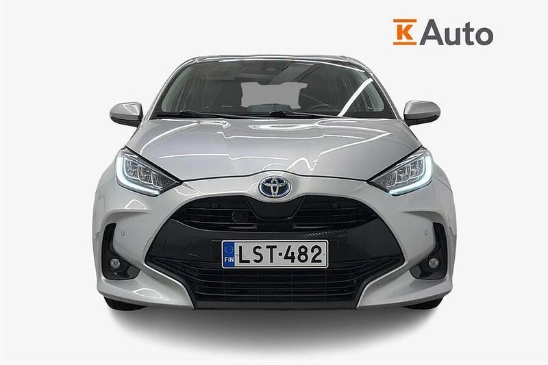 Käytetty Toyota Yaris Hybrid Active 116 HP (85 kW) 2021 Hopea Viistoperä