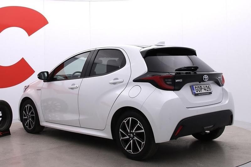 Käytetty Toyota Yaris Hybrid Style 116 HP (85 kW) 2021 Valkoinen Viistoperä