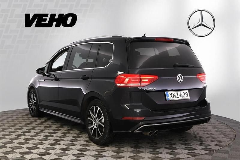 Käytetty VW Touran Highline 180 HP (132 kW) 2016 Musta Tila-auto