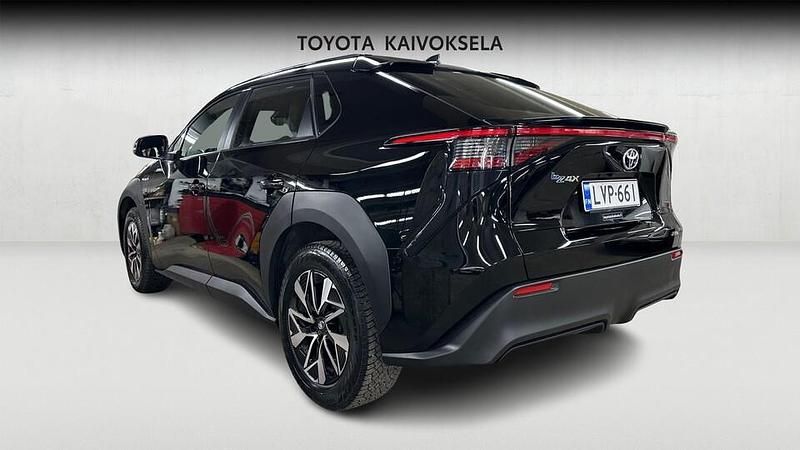 Käytetty Toyota bZ4X Active 2024 Musta Katumaasturi