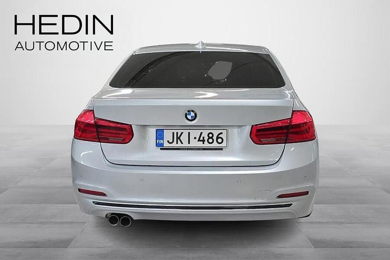 Käytetty BMW 330e Exclusive 184 HP (135 kW) 2017 Hopea Sedan