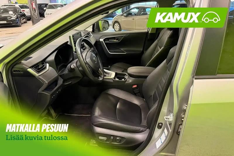 Käytetty Toyota RAV4 Hybrid Premium 178 HP (130 kW) 2021 Hopea / harmaa Katumaasturi