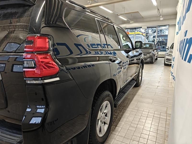 Käytetty Toyota Land Cruiser 177 HP (130 kW) 2018 Katumaasturi
