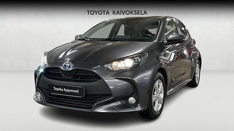 Harmaa Käytetty 2022 Toyota Yaris Hybrid Active Viistoperä | 18 990 € (Perustarjous) - Kuva 1/4