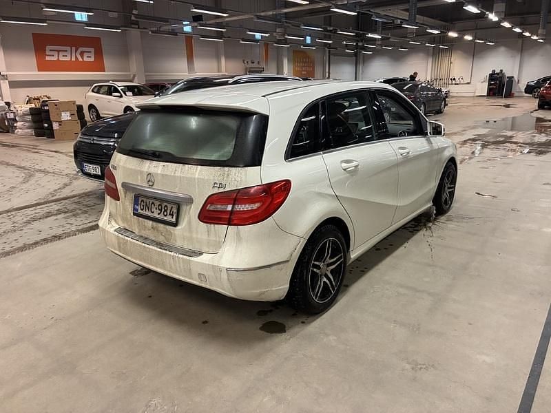 Käytetty Mercedes B180 109 HP (80 kW) 2014 Tila-auto