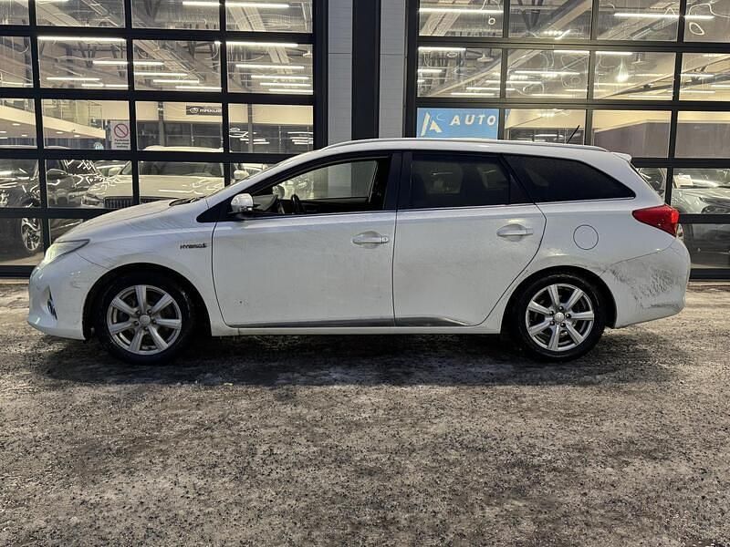 Käytetty Toyota Auris Touring Sports Executive 99 HP (72 kW) 2014 Farmari