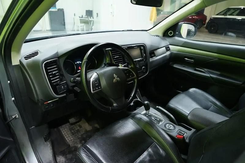 Käytetty Mitsubishi Outlander Instyle 150 HP (110 kW) 2013 Hopea / harmaa Katumaasturi