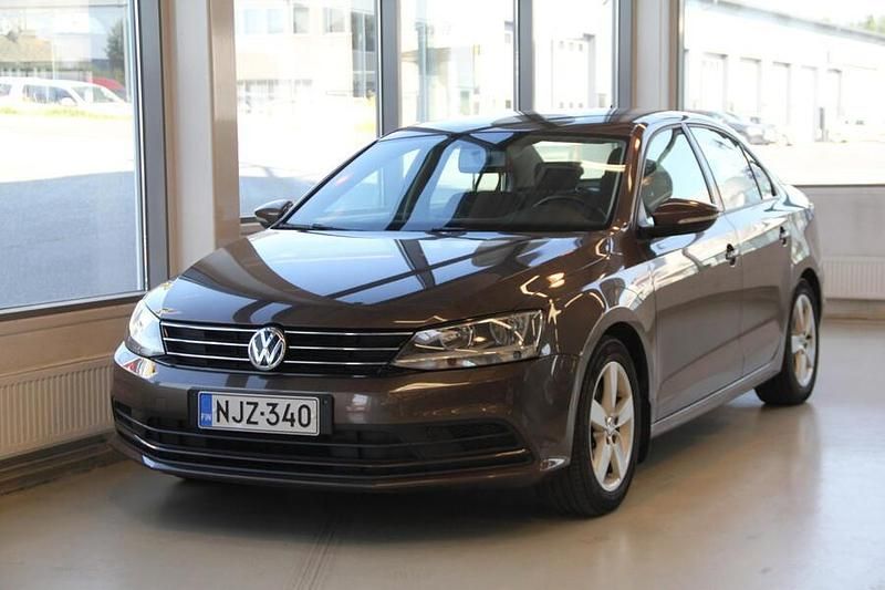 Ruskea Käytetty 2015 VW Jetta Comfortline Sedan | 9 990 € (Perustarjous) - Kuva 1/4
