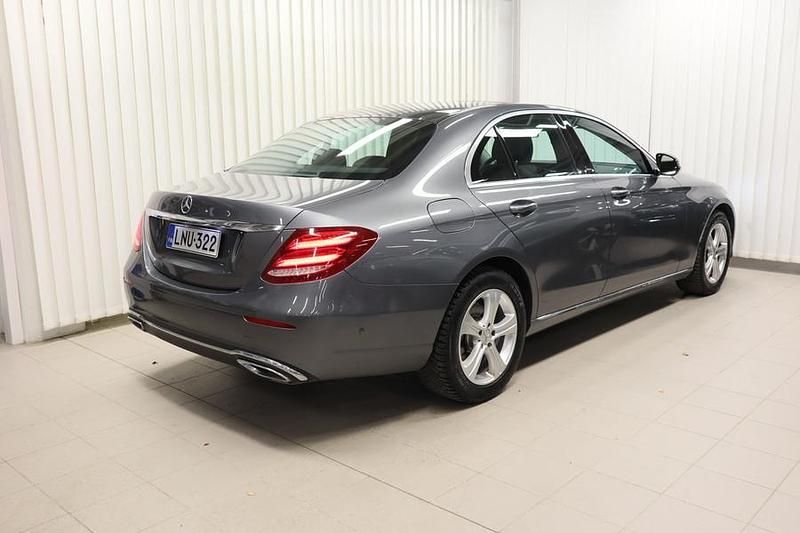 Käytetty Mercedes E220 Business 194 HP (142 kW) 2017 Harmaa Sedan