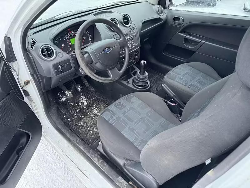 Käytetty Ford Fiesta 68 HP (50 kW) 2007 Van