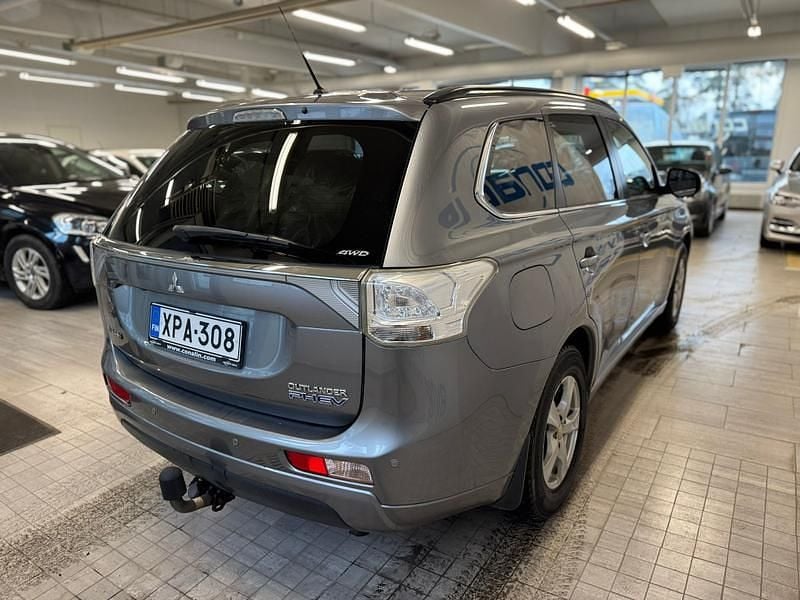 Käytetty Mitsubishi Outlander P-HEV Instyle 121 HP (88 kW) 2014 Katumaasturi