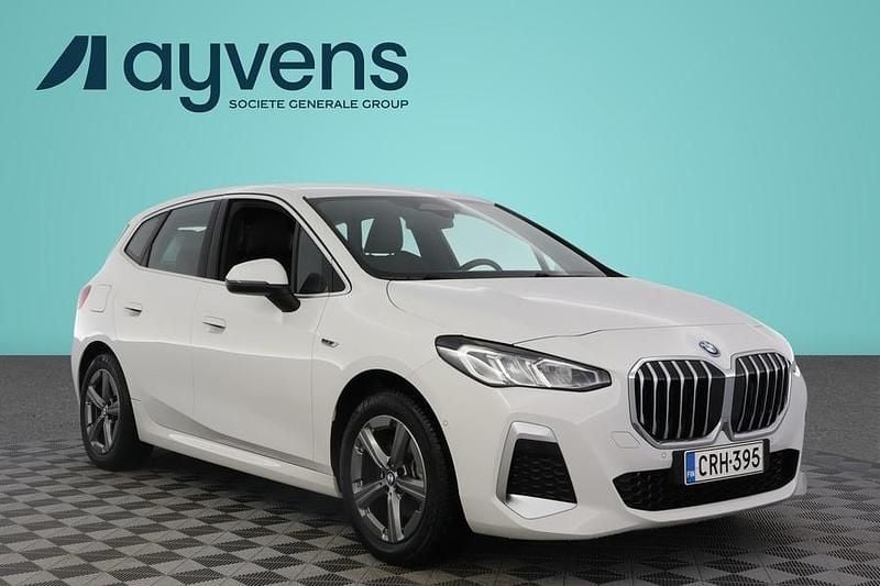 Käytetty BMW 225 Active Tourer M Sport 245 HP (180 kW) 2023 Valkoinen Tila-auto