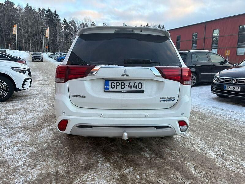 Käytetty Mitsubishi Outlander P-HEV Instyle 135 HP (99 kW) 2019 Katumaasturi