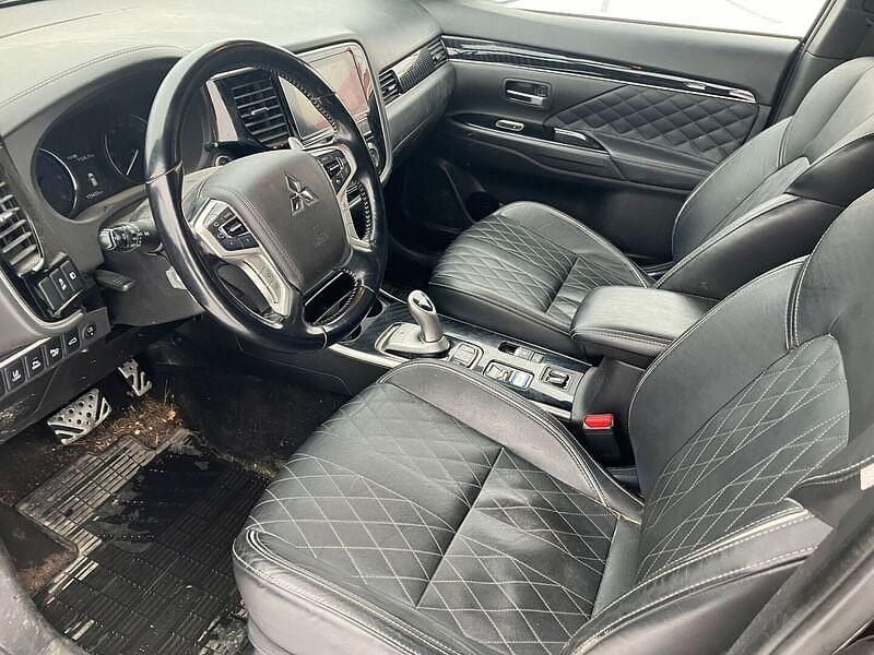 Käytetty Mitsubishi Outlander P-HEV Instyle 135 HP (99 kW) 2019 Katumaasturi