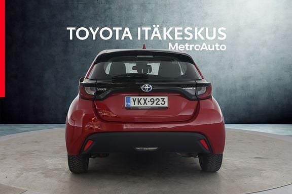 Käytetty Toyota Yaris Active 114 HP (83 kW) 2022 Punainen Viistoperä
