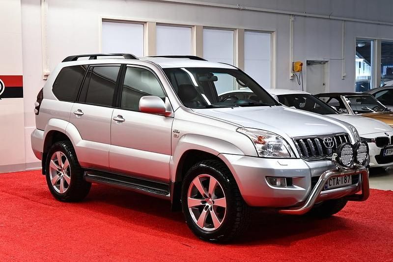 Käytetty Toyota Land Cruiser Luxury 166 HP (122 kW) 2005 Hopea Katumaasturi