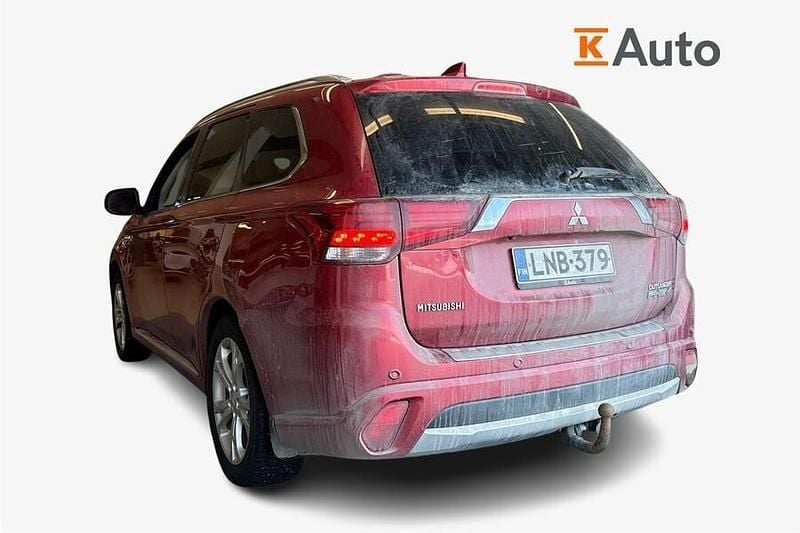 Käytetty Mitsubishi Outlander P-HEV Instyle 121 HP (88 kW) 2016 Punainen Farmari
