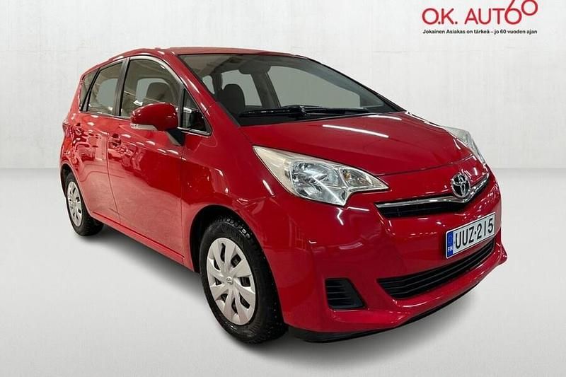 Käytetty Toyota Verso-S Multidrive S 99 HP (72 kW) 2013 Punainen Tila-auto
