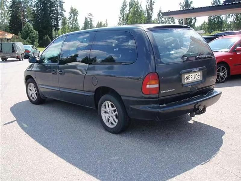 Käytetty Chrysler Grand Voyager 116 HP (85 kW) 2000 Musta Tila-auto