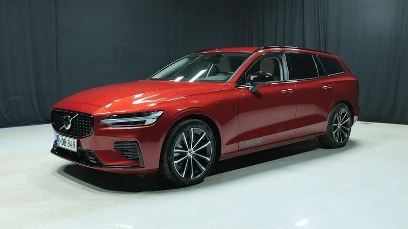 Punainen Käytetty 2025 Volvo V60 Plus Farmari | 49 800 € (Kallis) - Kuva 1/3