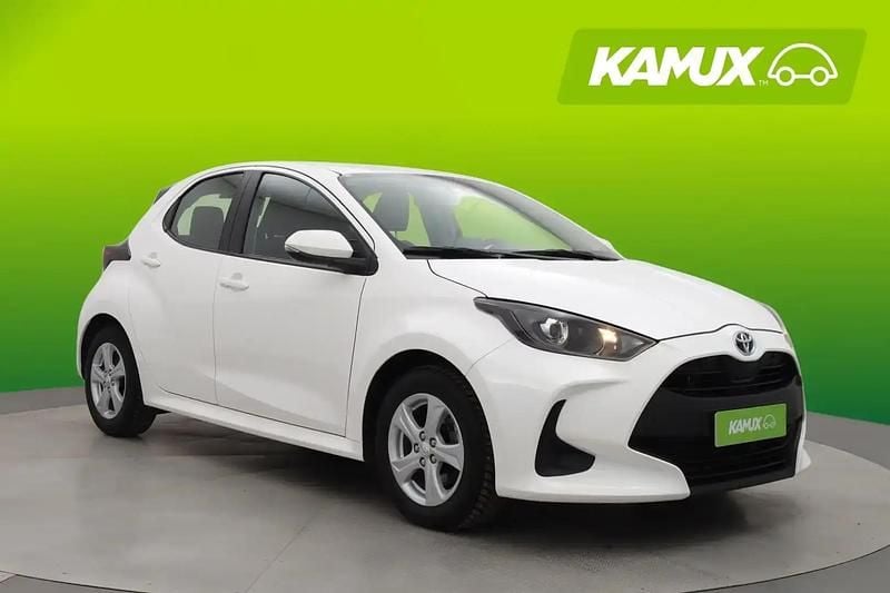 Käytetty Toyota Yaris Hybrid Active 116 HP (85 kW) 2023 Valkoinen Sedan