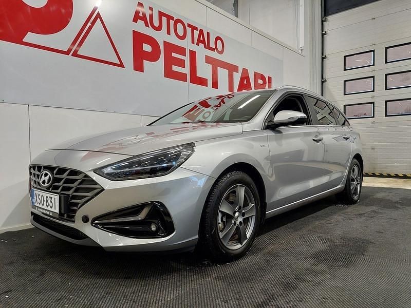 R2t shimmering silve Käytetty 2024 Hyundai i30 Comfort Farmari | 23 500 € (Hieman kallis) - Kuva 1/4