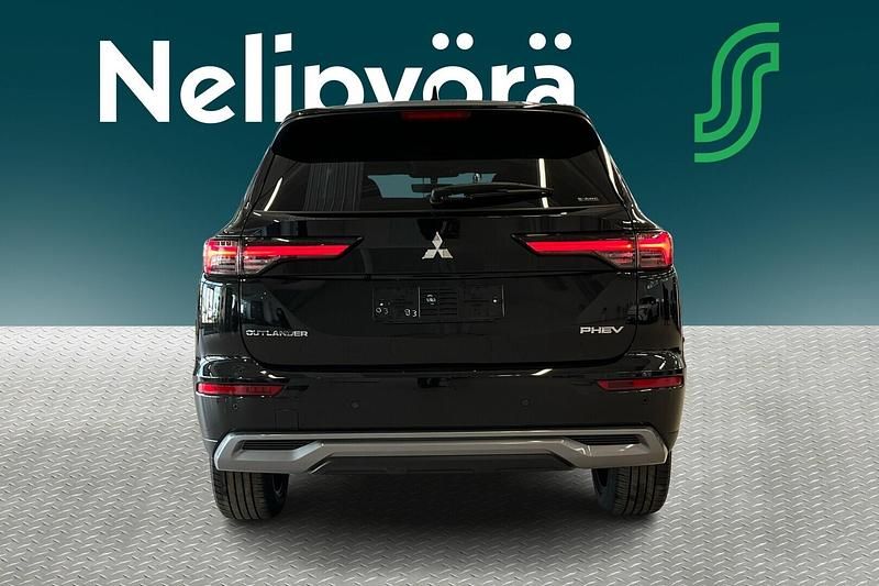 Käytetty Mitsubishi Outlander P-HEV Intense 306 HP (225 kW) 2025 Musta Katumaasturi