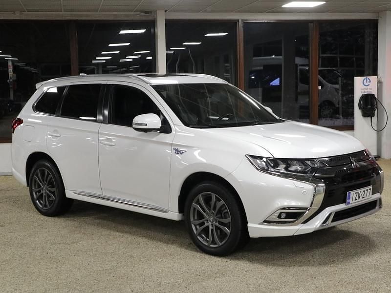 Käytetty Mitsubishi Outlander P-HEV Instyle 135 HP (99 kW) 2019 Valkoinen Farmari