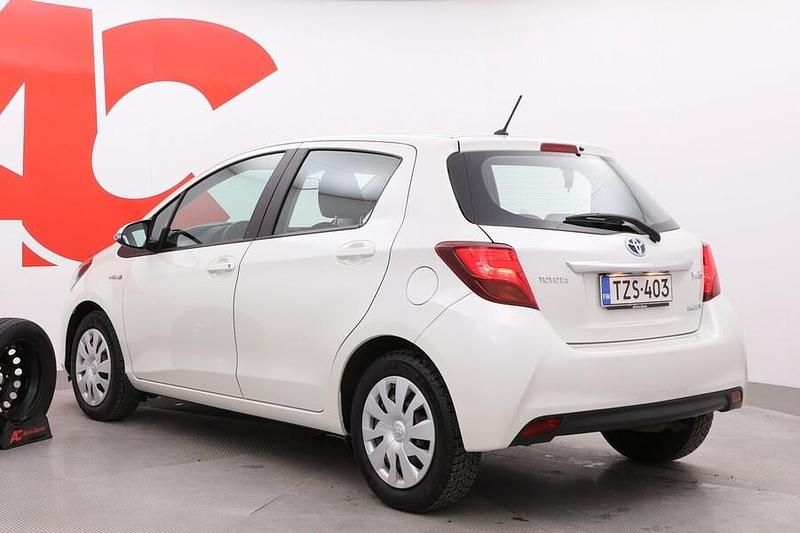 Käytetty Toyota Yaris Hybrid Active 101 HP (74 kW) 2015 Valkoinen Viistoperä