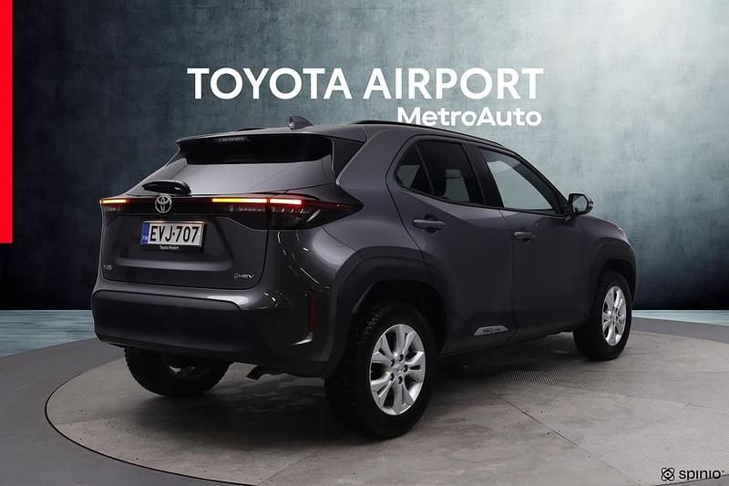 Käytetty Toyota Yaris Cross 116 HP (85 kW) 2024 Harmaa Katumaasturi