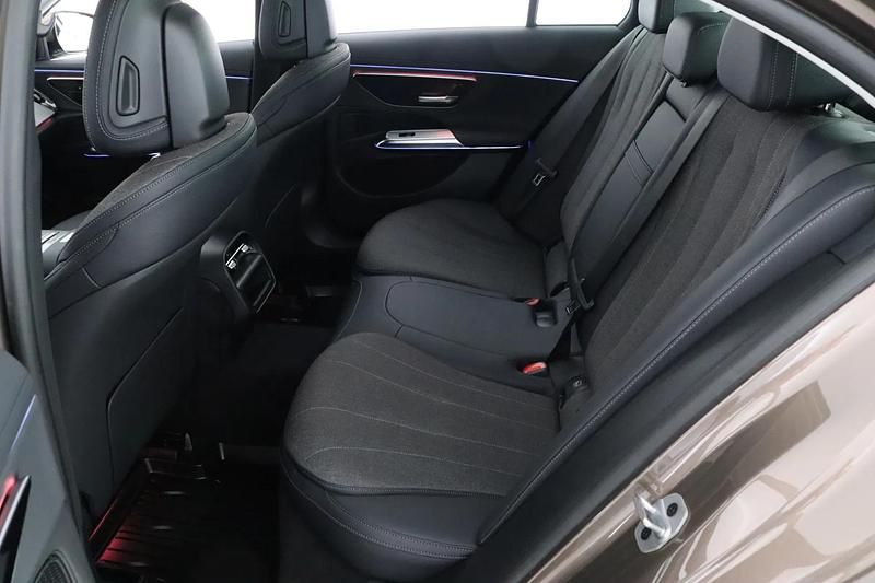 Käytetty Mercedes E300 313 HP (230 kW) 2024 Sametinruskea met Sedan