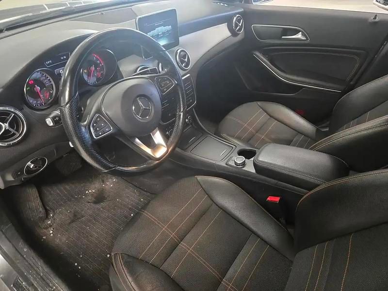 Käytetty Mercedes CLA220 Shooting Brake Business 177 HP (130 kW) 2015 Hopea / harmaa Farmari