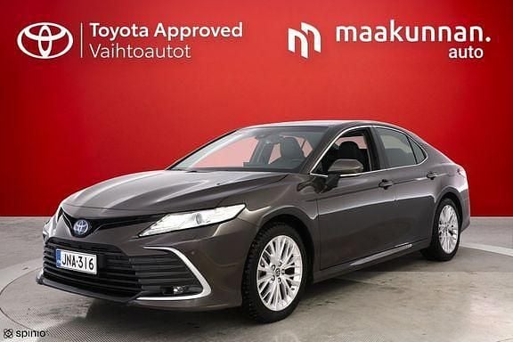Ruskea (beige) Käytetty 2023 Toyota Camry Style Sedan | 34 990 € (Perustarjous) - Kuva 1/3