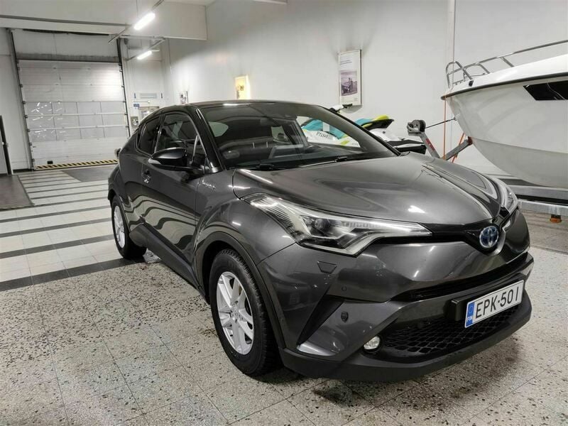 Harmaa Käytetty 2018 Toyota C-HR Katumaasturi | 15 490 € (Perustarjous) - Kuva 1/4