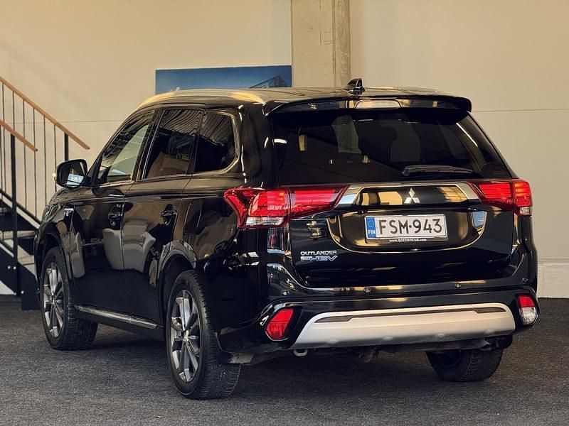 Käytetty Mitsubishi Outlander P-HEV Instyle 135 HP (99 kW) 2020 Katumaasturi