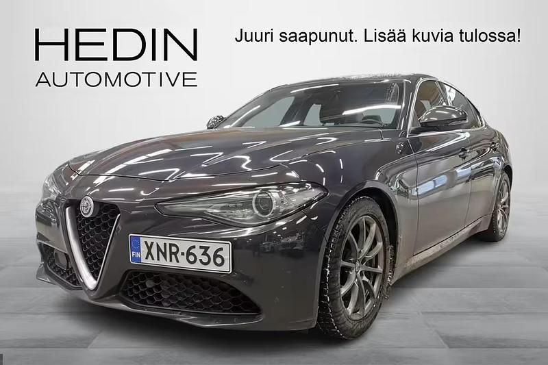 Käytetty Alfa Romeo Giulia Super 180 HP (132 kW) 2017 Harmaa Sedan