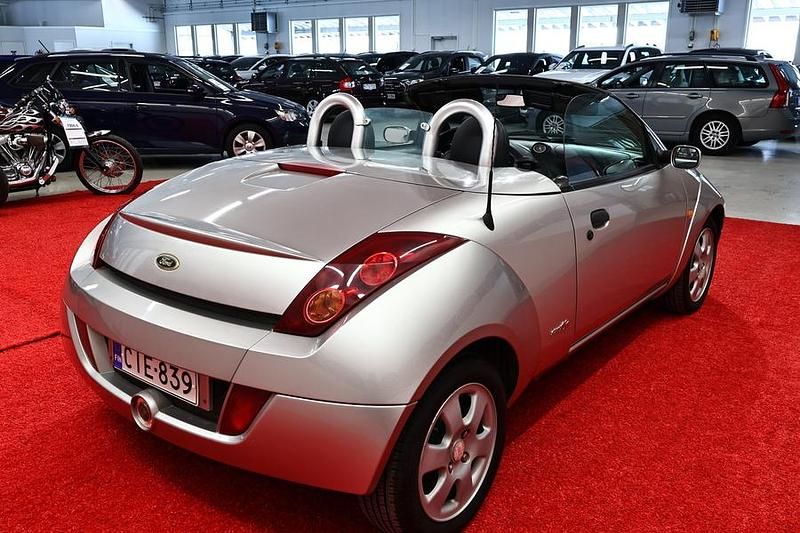 Käytetty Ford StreetKa 95 HP (69 kW) 2004 Hopea Avoauto