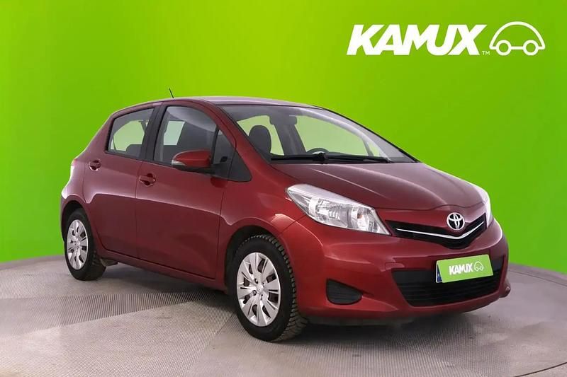 Käytetty Toyota Yaris Sol 99 HP (72 kW) 2012 Punainen Sedan