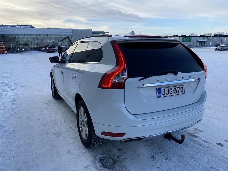 Käytetty Volvo XC60 Momentum 181 HP (133 kW) 2014 Valkoinen Katumaasturi