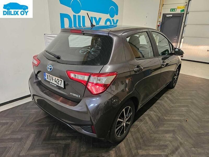 Käytetty Toyota Yaris Hybrid Active 73 HP (53 kW) 2018 Katumaasturi
