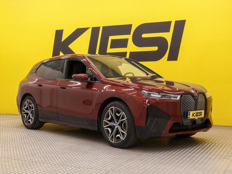Punainen Käytetty 2022 BMW iX Comfort Edition Katumaasturi | 50 990 € (Perustarjous) - Kuva 1/3
