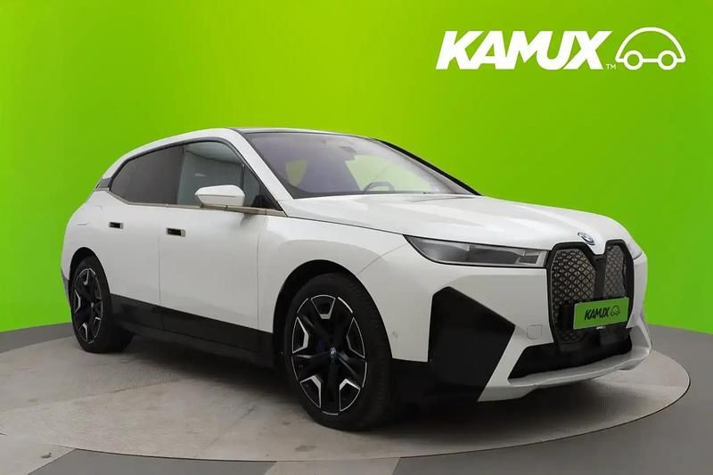 Valkoinen Käytetty 2021 BMW iX Sport Line Katumaasturi | 50 900 € (Supertarjous) - Kuva 1/4