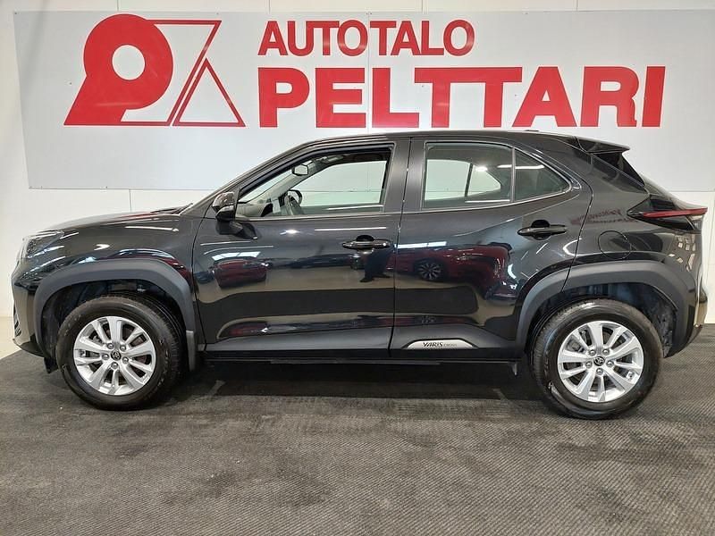 Käytetty Toyota Yaris Cross Active 116 HP (85 kW) 2024 Musta Katumaasturi