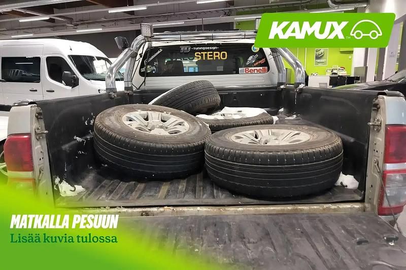 Käytetty Toyota HiLux SR 144 HP (105 kW) 2011 Hopea / harmaa Nouto