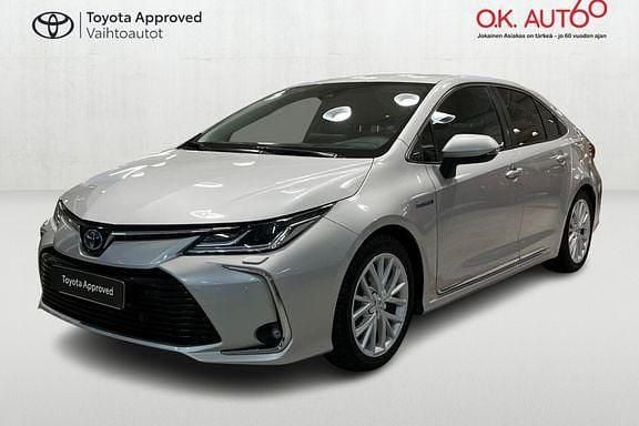 Käytetty Toyota Corolla Premium 97 HP (71 kW) 2019 Hopea Sedan