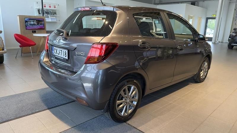 Käytetty Toyota Yaris Active 99 HP (72 kW) 2016 Harmaa Viistoperä